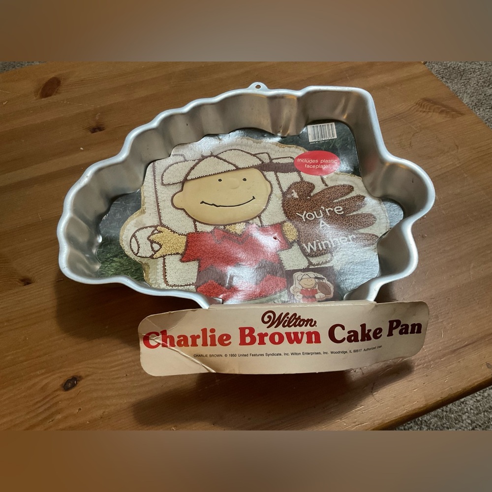 Wilton:Charlie Brown aluminum cake pan just the pan does NOT include face plate.